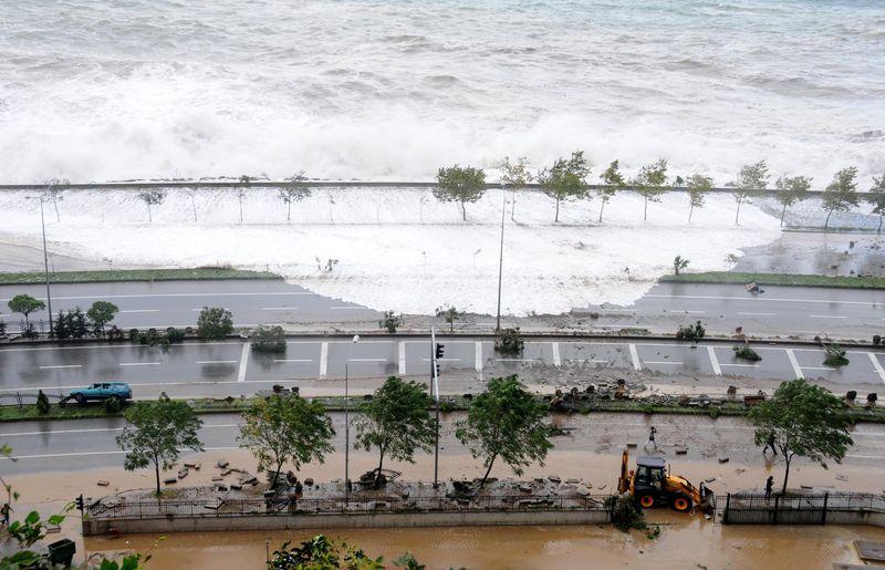 Giresun'da dev dalgalar sahil yolunu sular altında bıraktı