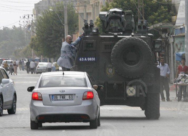 CHP'li Mahmut Tanal polis aracını kovaladı