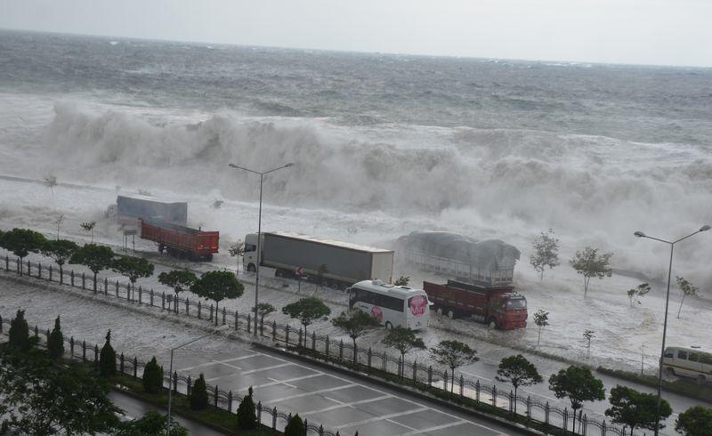 Giresun'da dev dalgalar sahil yolunu sular altında bıraktı