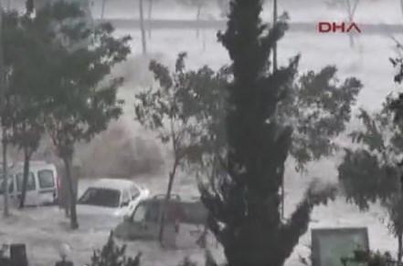 Giresun'da dev dalgalar sahil yolunu sular altında bıraktı