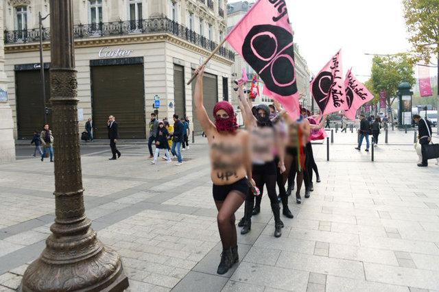 Fransa'da çıplak IŞİD protestosu