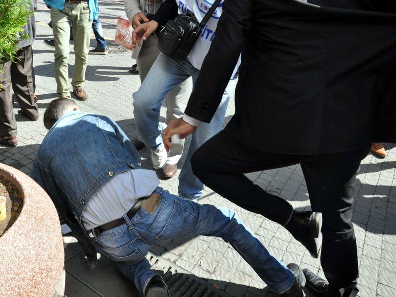 Eskişehir'de engelli adama öğretmen dayağı İZLE