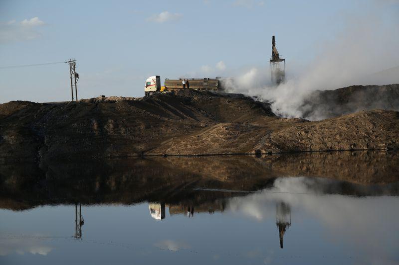 Suriye petrolü toprağa akıyor
