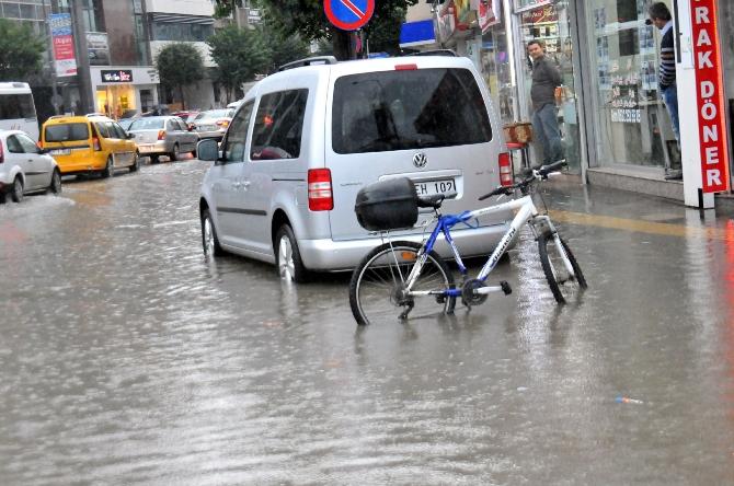 Sağanak yağış Yalova'yı göle çevirdi