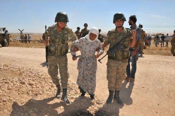 Türk askeri sınırda Kürt kadınlarına yardım ediyor