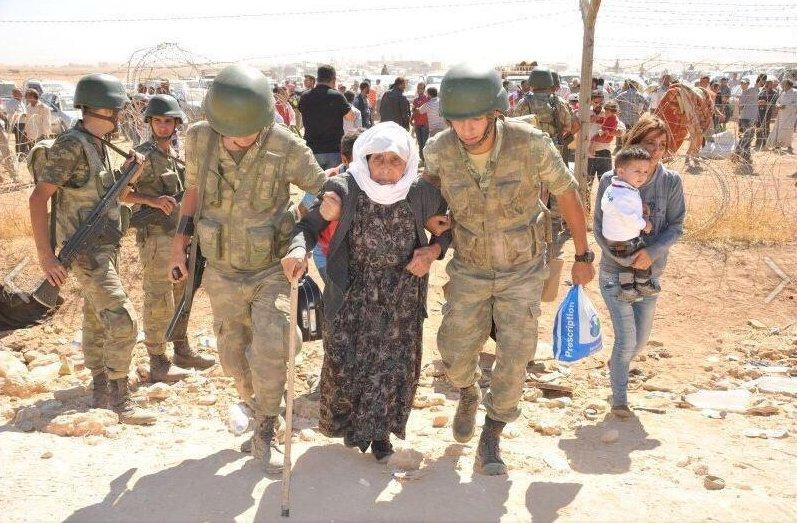 Türk askeri sınırda Kürt kadınlarına yardım ediyor