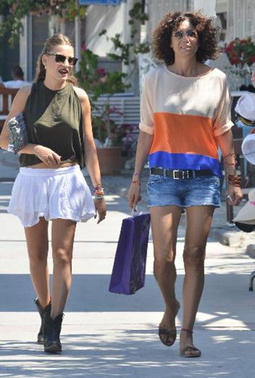 Serenay Sarıkaya annesiyle Nişantaşı City's'de görüldü