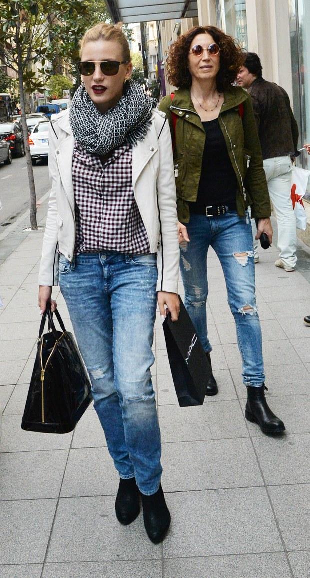 Serenay Sarıkaya annesiyle Nişantaşı City's'de görüldü
