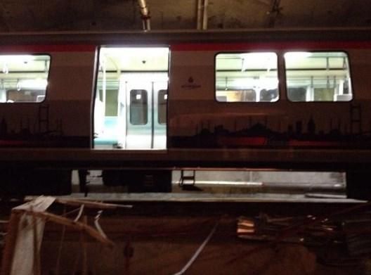 Metro, Seyrantepe durağında kaza yaptı İZLE