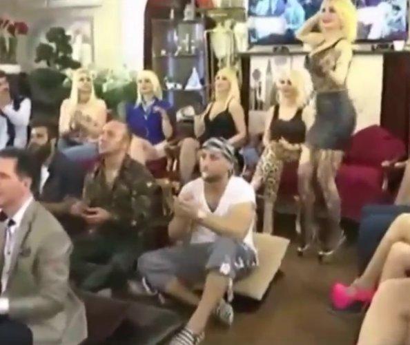 Adnan Oktar'ın kediciği canlı yayında oryantal yaptı İZLE