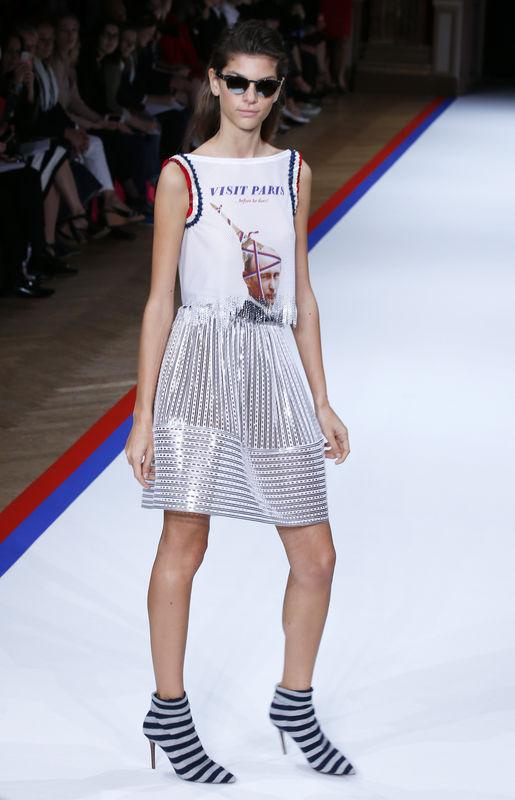 Paris Moda Haftası'nda Putin mesajı