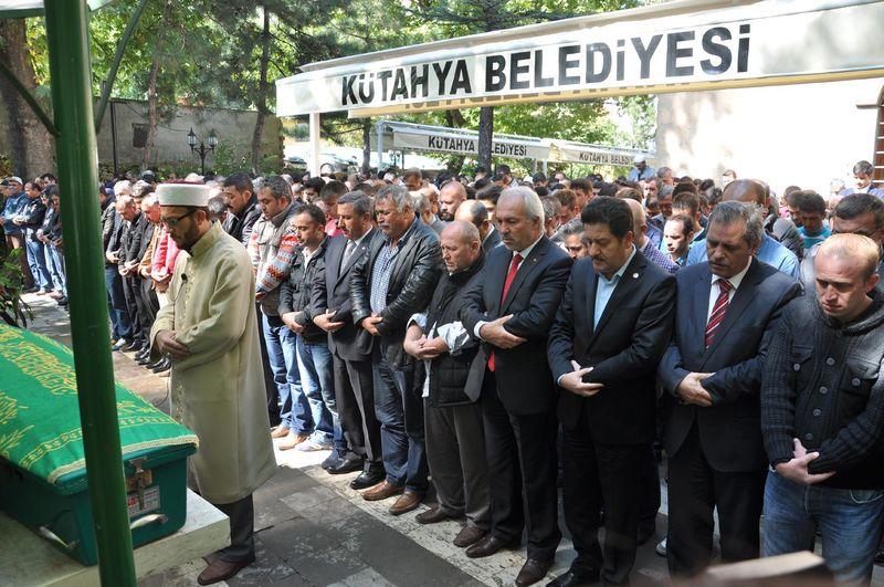 Kazara ölümüne sebep olduğu eşinin cenazesine katıldı