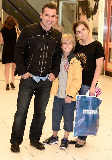 Ferhat Göçer çocuklarıyla alışverişte