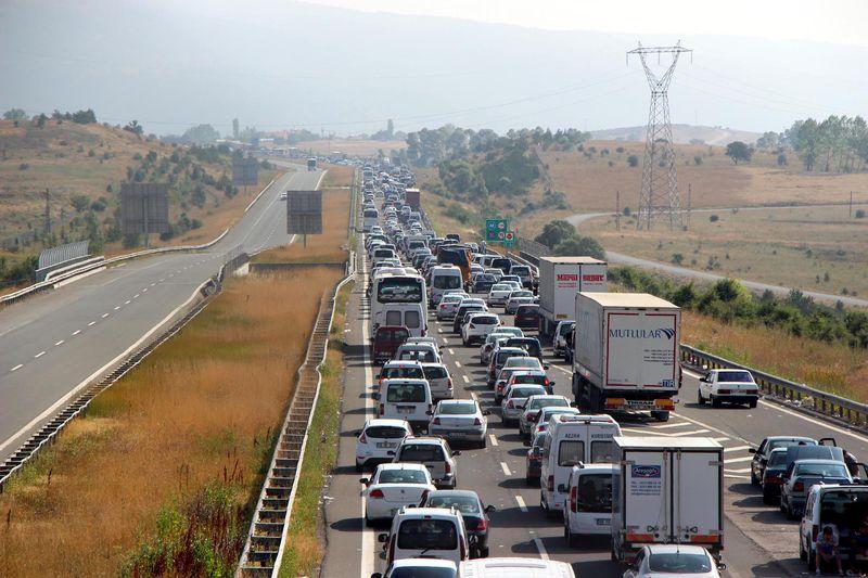 Tatilciler TEM'de 12 kilometrelik kuyruk oluşturdu
