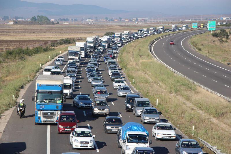 Tatilciler TEM'de 12 kilometrelik kuyruk oluşturdu