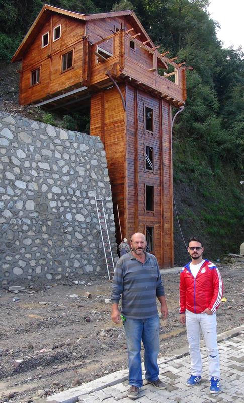Rize'de dik yamacın kenarına 2 katlı ev yapıldı