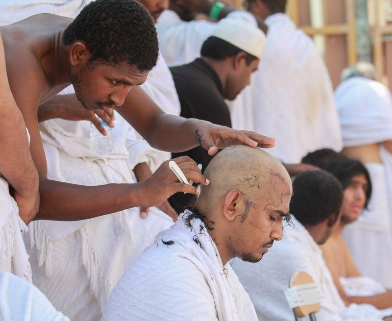 Milyonlarca hacı Mina'da şeytan taşladı