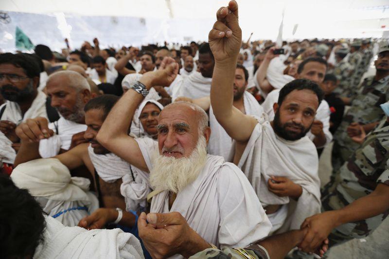 Milyonlarca hacı Mina'da şeytan taşladı