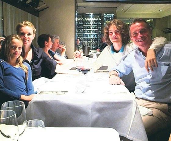 Cem Uzan 5 yıl sonra aile fotoğrafı çekti