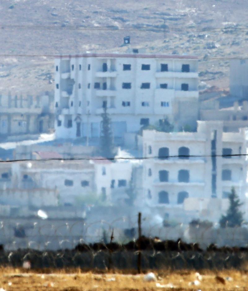 IŞİD Kobani'ye bayrak dikti