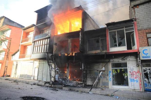 Van'ın Erciş ilçesi savaş alanına döndü