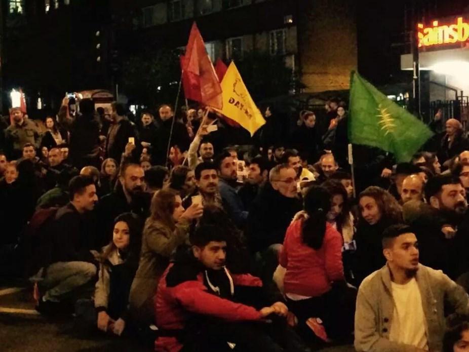 İngiltere'de taşsız molotofsuz Kobani eylemi