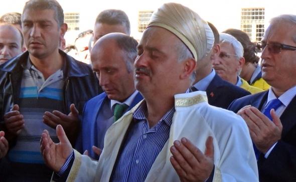 Kızının cenaze namazını kıldıran imamın en zor anı