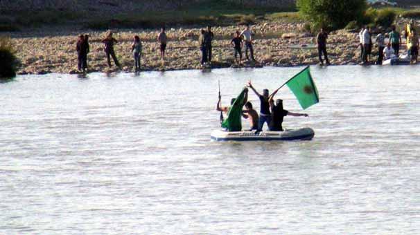 Silopi'de göstericiler botlarla sınırı aşıp savaşa gitti