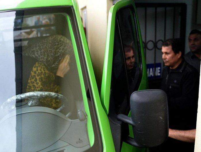 Anne Garipoğlu cenazede gizli gizli ağladı