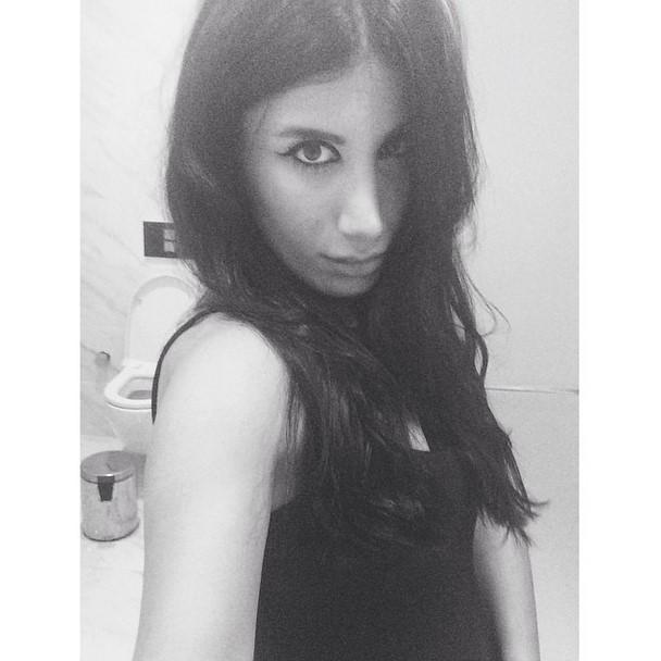 İrem Derici'den tuvalette selfie