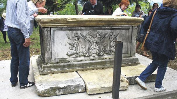 Osmanlı paşasının kemikleri yol kenarına atıldı