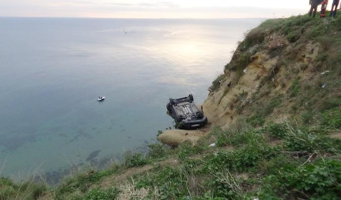 Silivri'de bir otomobil uçurumda asılı kaldı