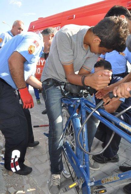 Adanalı çocuğun kalçasına bisikletin demiri saplandı İZLE