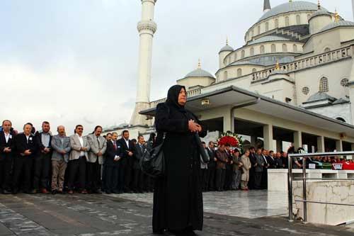 Eski MHP’li vekil Ali Güngör'ün cenazesinde bir kadın namaz kıldı