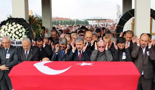 Eski MHP’li vekil Ali Güngör'ün cenazesinde bir kadın namaz kıldı