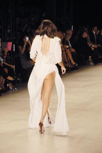 Ebru Şallı 12 yıl sonra podyumda İZLE