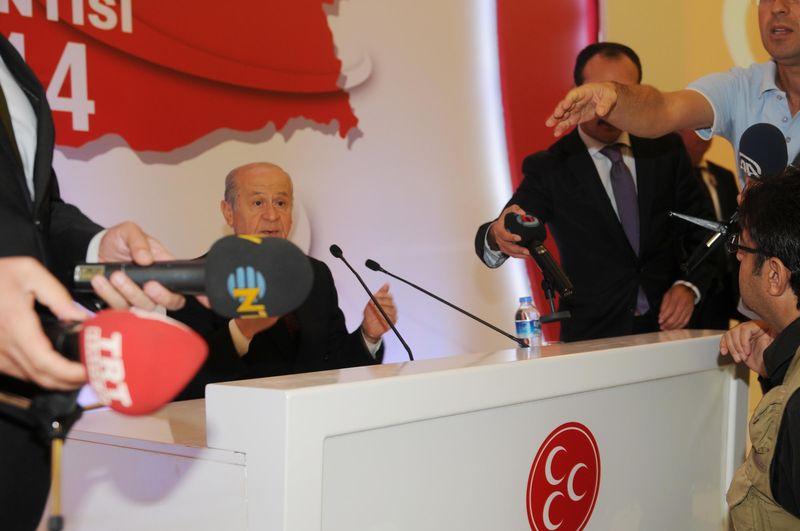 Devlet Bahçeli'den mikrofon tepkisi