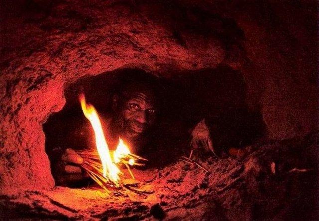 Afrikalı avcı pitonu eliyle yakaladı