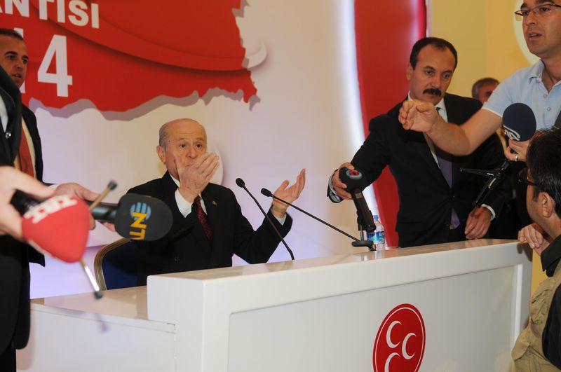 Devlet Bahçeli'den mikrofon tepkisi