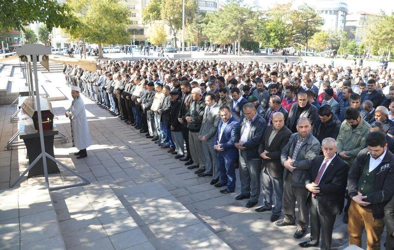 Aksaray-Ankara karayolunda iki araç kafa kafaya çarpıştı