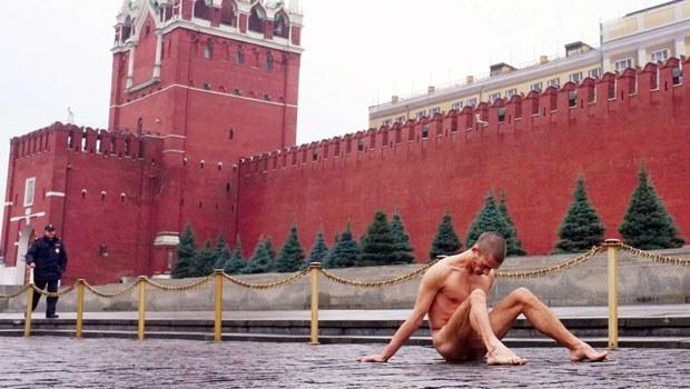 Rus ressam Pyoter Pavlenskiy protesto için kulağını kesti