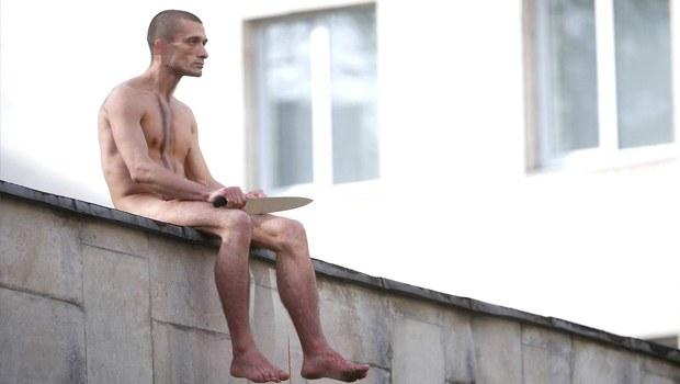 Rus ressam Pyoter Pavlenskiy protesto için kulağını kesti