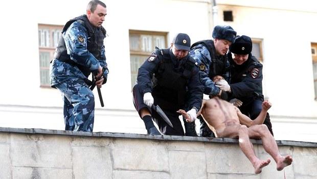 Rus ressam Pyoter Pavlenskiy protesto için kulağını kesti