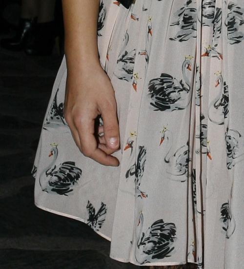 Hazal Kaya sıkıntıdan tırnak yemeye başladı