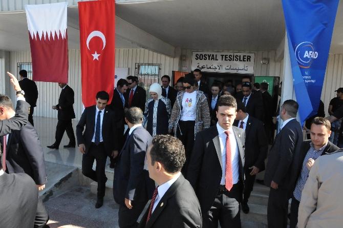 Emine Erdoğan çadır kentte Suriyeli kadınlarla buluştu