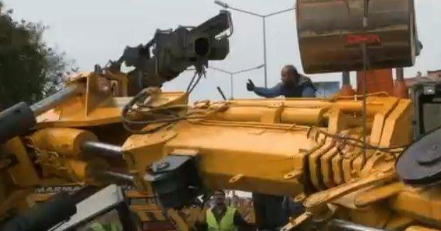 Boğaziçi Köprüsü'ne çıkan yolda vinç devrildi İZLE