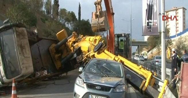 Boğaziçi Köprüsü'ne çıkan yolda vinç devrildi İZLE