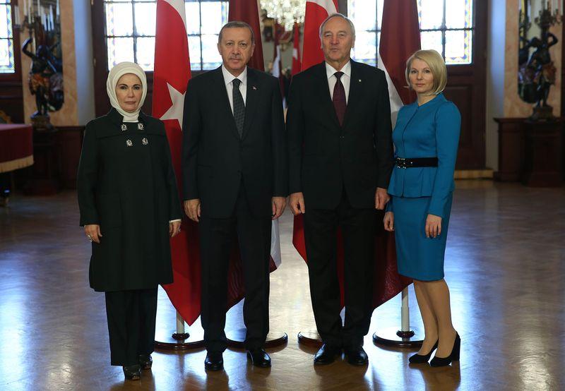 Erdoğan Letonya'da şeref defterini imzaladı