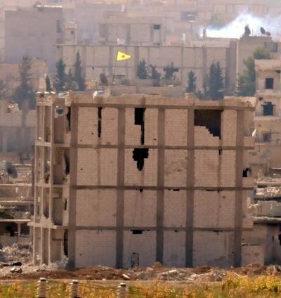 YPG güçleri Türkiye sınırına bayrak dikti