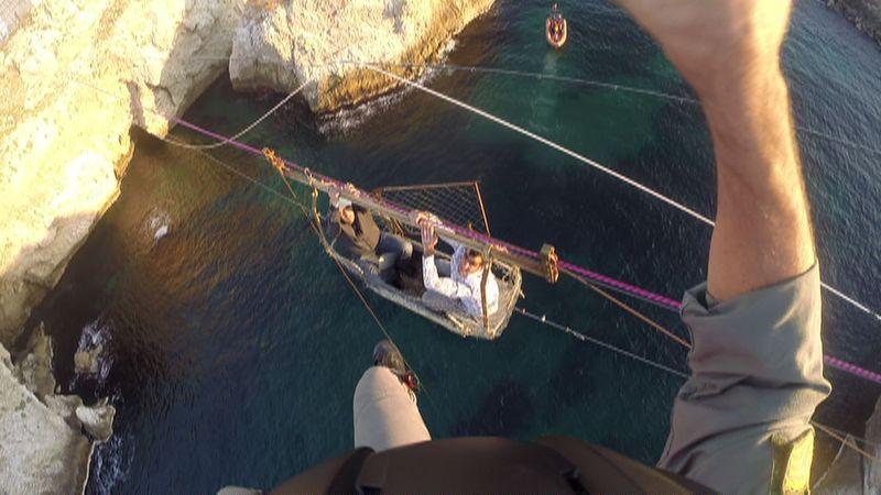 Şile'de teleferikte mahsur kalan işcilerin kurtarılma anı